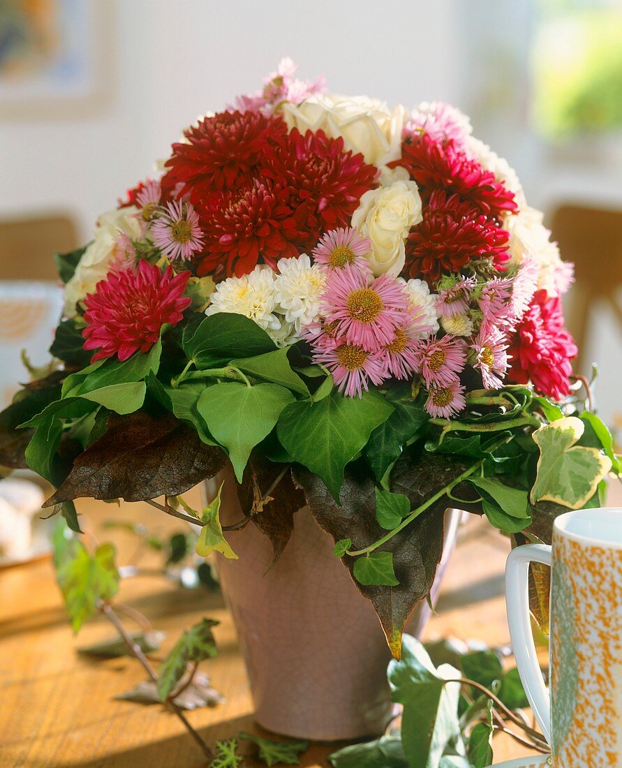 Herbststrauss mit Herbstchrysanthemen, weissen Rosen & Efeu