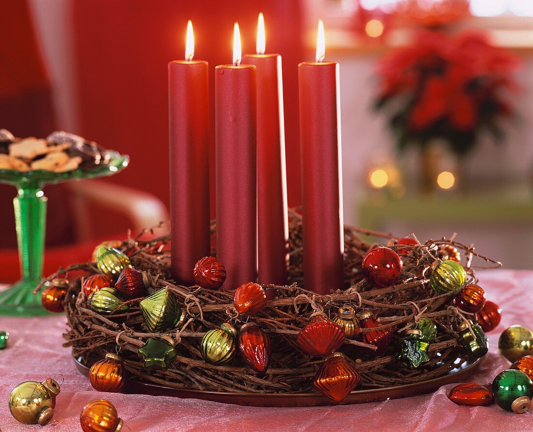 Adventskranz aus Lärchenzweigen mit Metallic-Kerzen und Kugeln