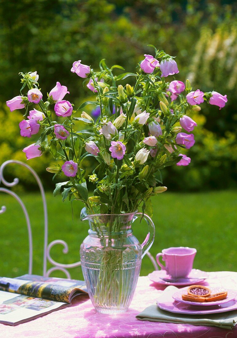 Rosa Glockenblume auf Tisch im Freien