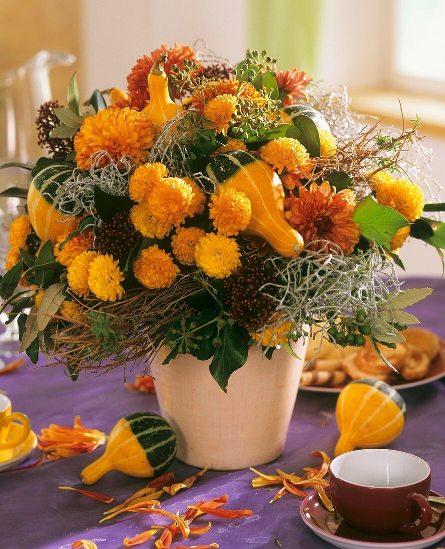 Herbstlicher Strauss mit Chrysanthemen und Zierkürbissen