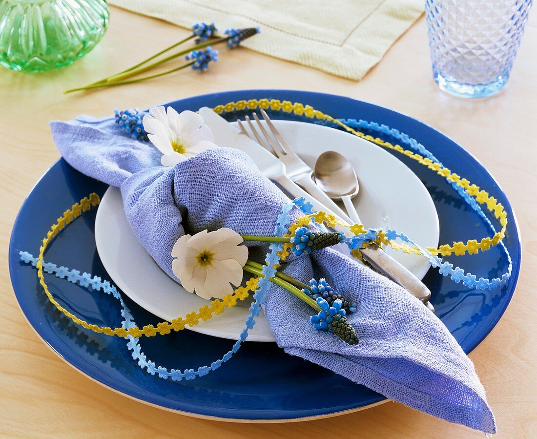 Napkin decorated with primula and grape hyacinth
