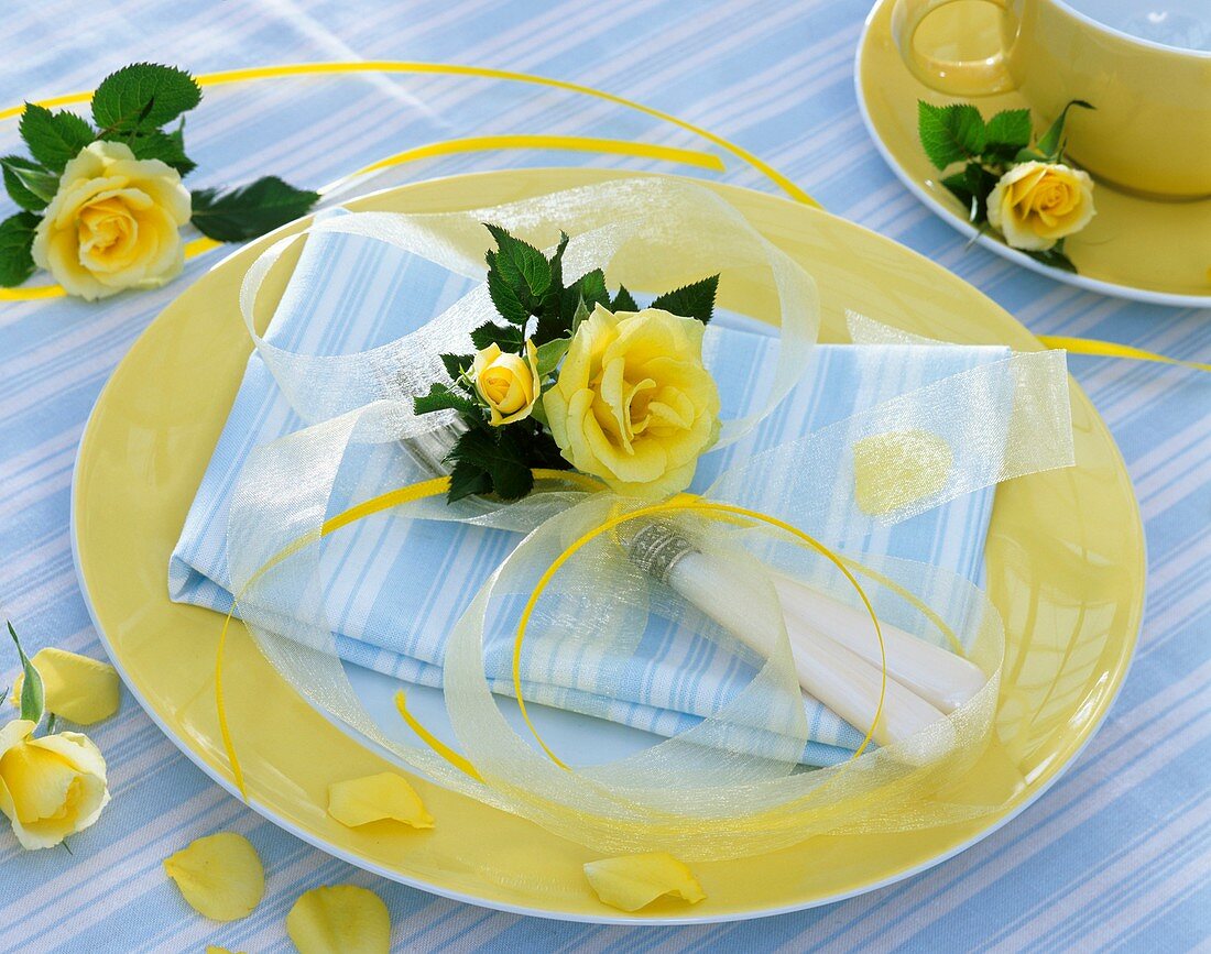 Place-setting decorated with yellow roses