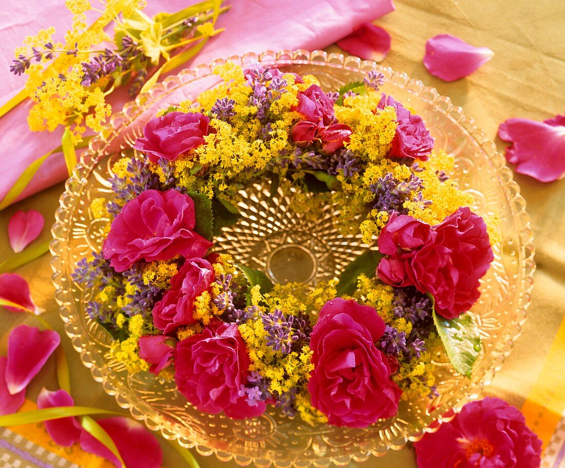 Kranz aus Rosen, Lavendel und Frauenmantel auf Glasteller