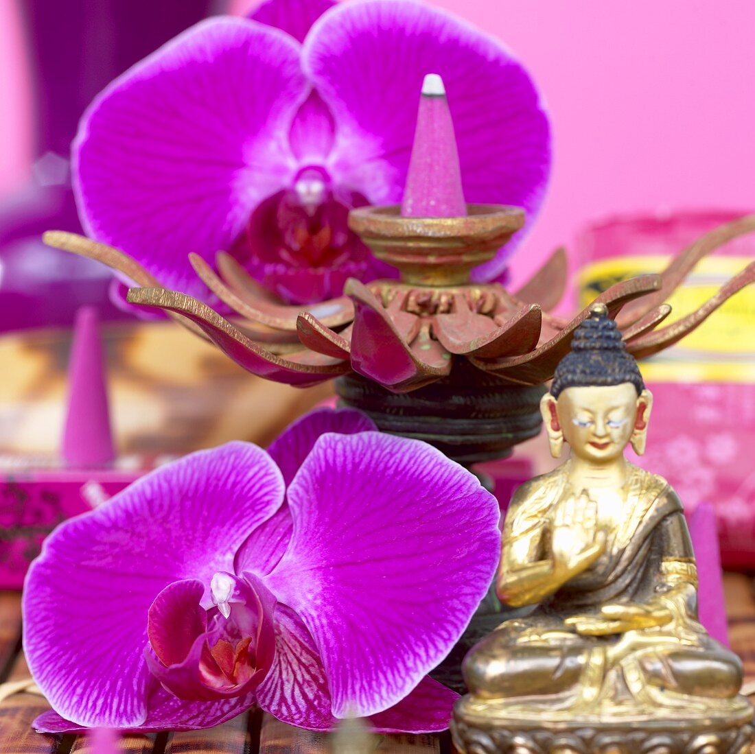 Orchideen, Räucherstäbchen und Buddhastatue
