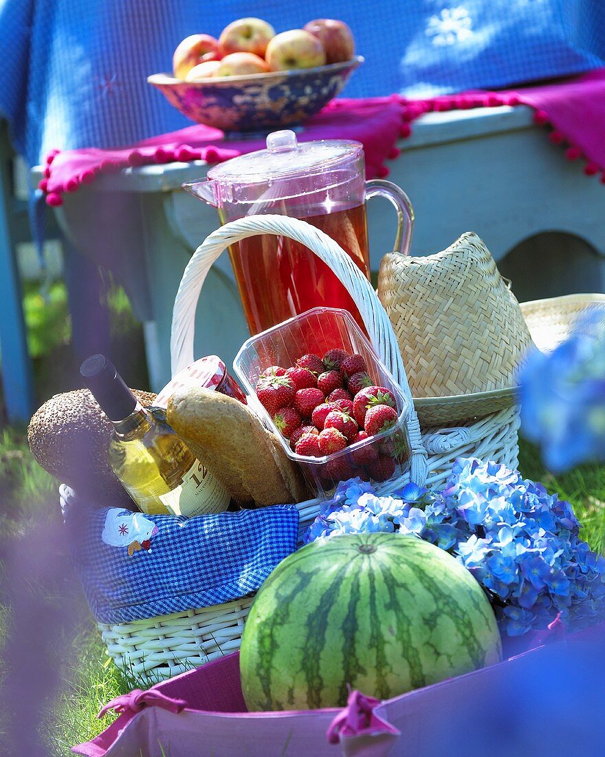 Picknickkorb mit Erdbeeren, Brot und Wein