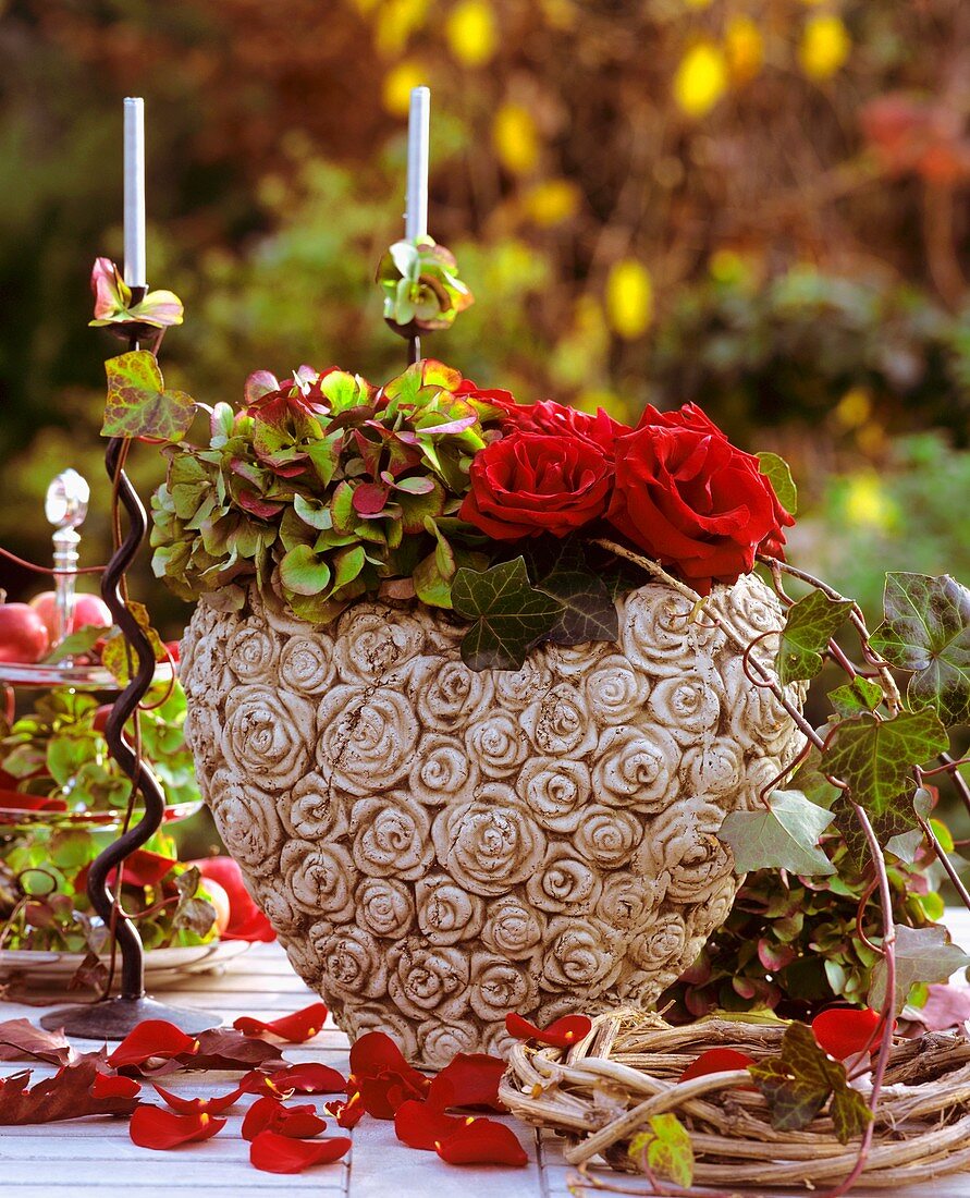 Herzvase mit roten Rosen, Efeu und Hortensien