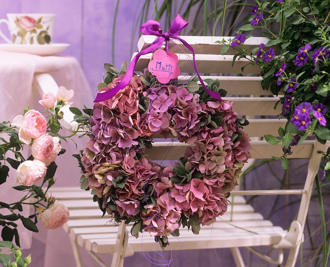 Blumenkranz mit Hortensien (Hydrangea) und Rosen