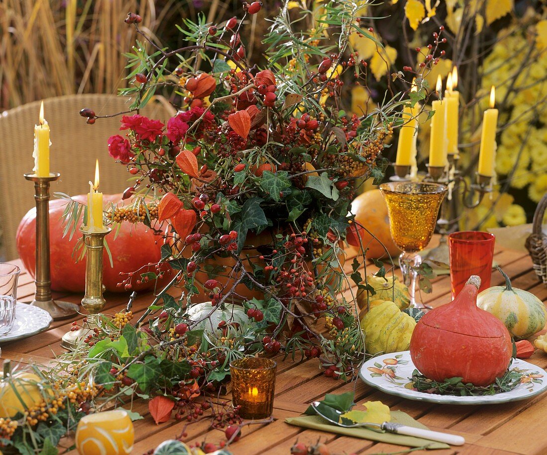 Herbstlich gedeckter Tisch mit Kürbissen