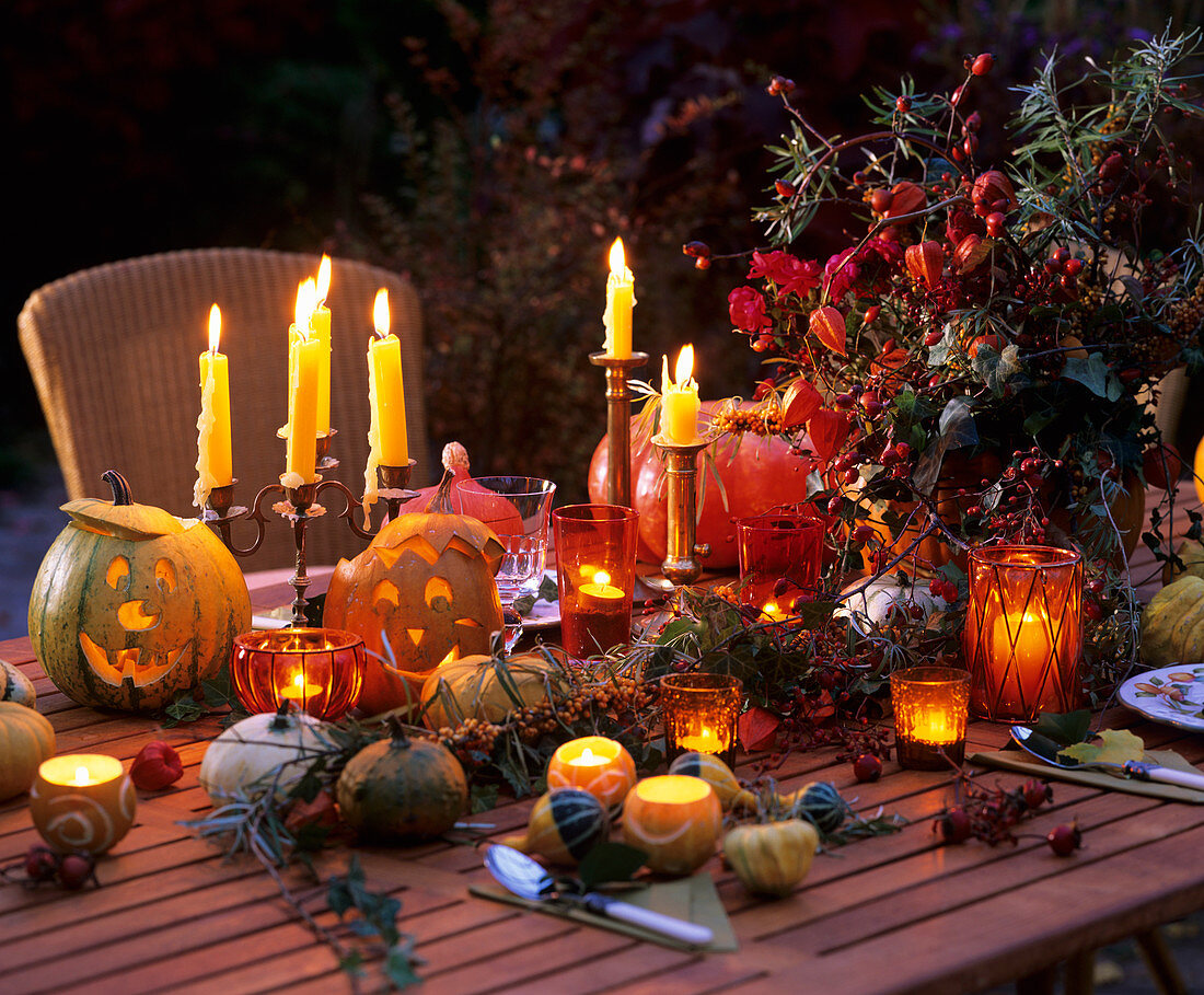 Festlich gedeckter Tisch zu Halloween