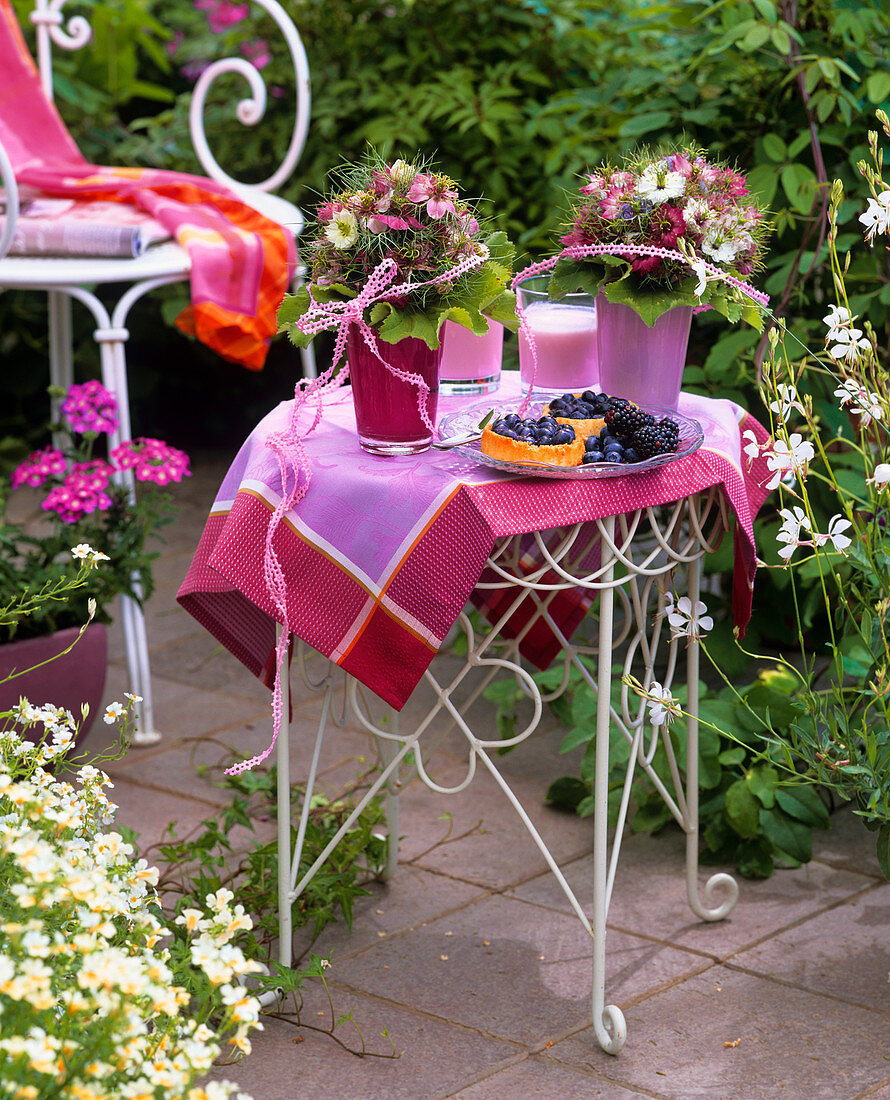 Sommerlicher Tisch mit Blumen im Freien