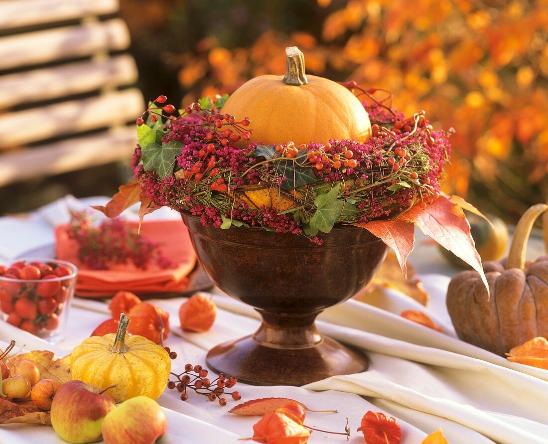 Herbstliches Gesteck mit Kürbis und Beeren