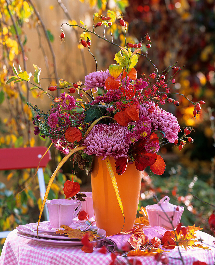 Herbstlicher Blumenstrauss auf Tisch im Freien