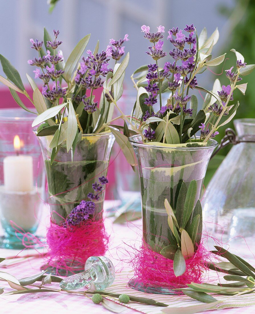 Lavendel und Olivenzweig in Vasen