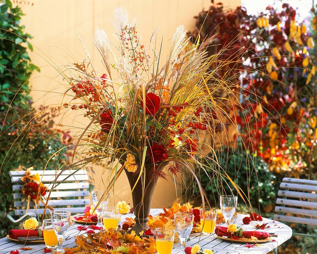Herbstlich dekorierter Tisch im Freien