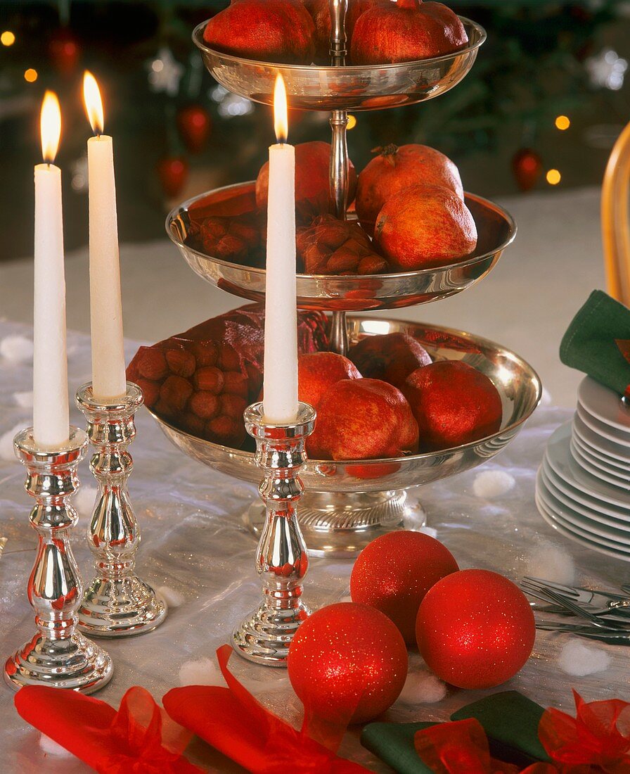 Weihnachtliche Deko mit Kerzenhalter und Etagere in Silber