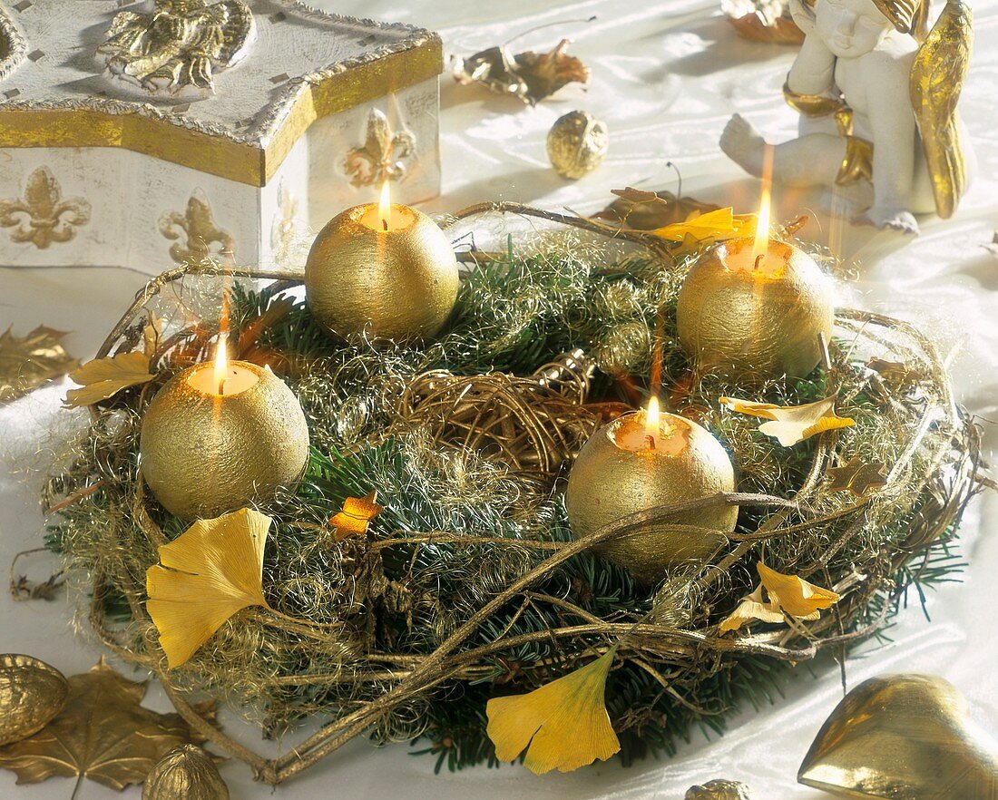 Golden Advent wreath with Gingko leaves