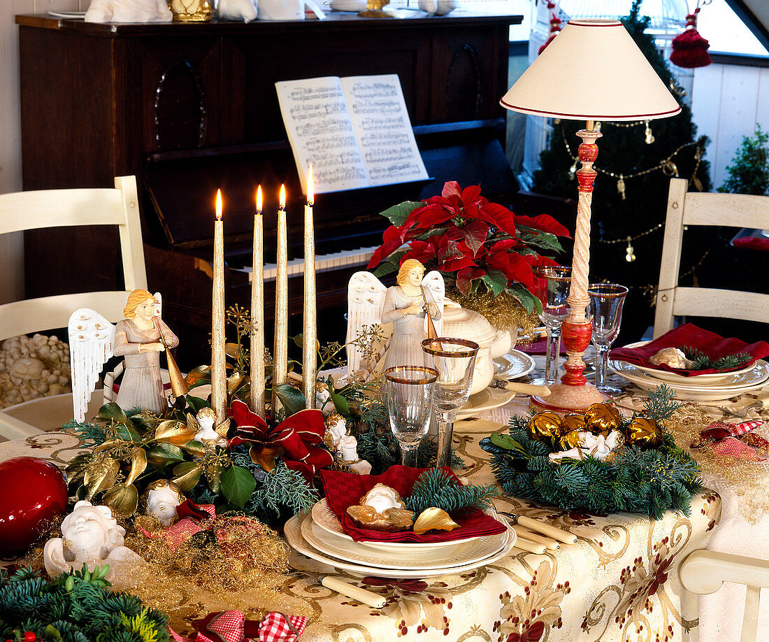 Weihnachtliche Tischdekoration mit Engeln und Kerzen