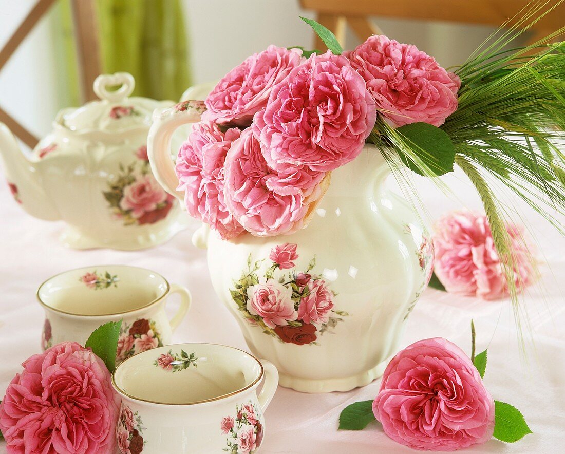 Romantische Teekanne mit rosafarbenden Rosen