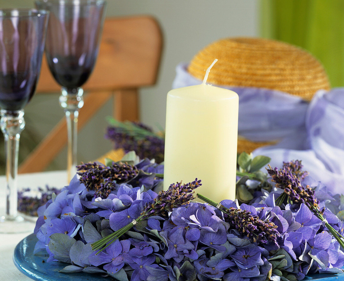 Hortensienkranz und Lavendelsträusschen mit Kerze