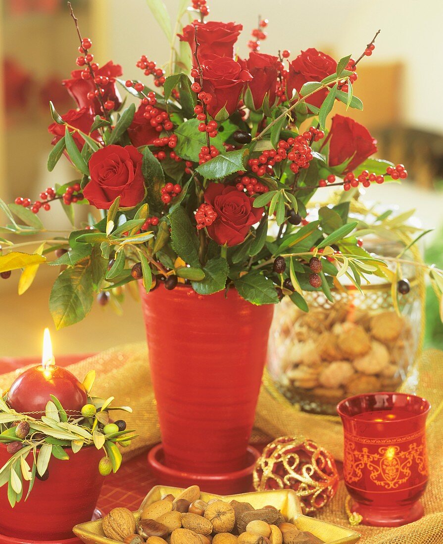 Adventsstrauss aus roten Rosen, Ilexbeeren & Olivenzweigen