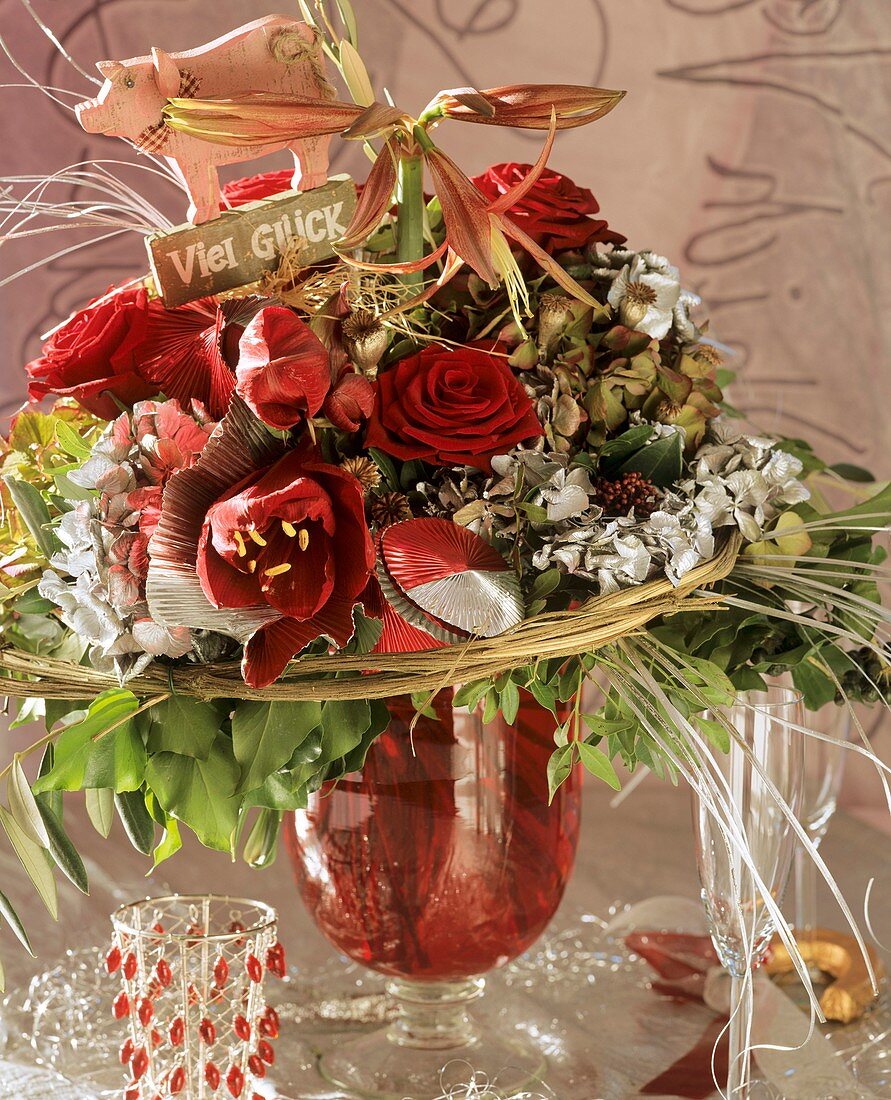 Silvesterstrauss mit Amaryllis, Hortensien und roten Rosen