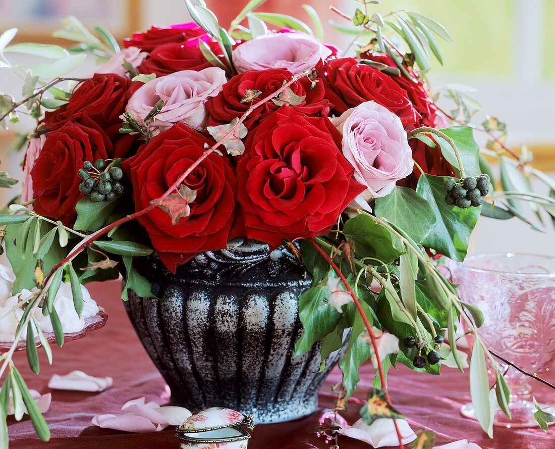 Strauss aus roten und rosa Rosen mit Efeu und Olivenzweigen