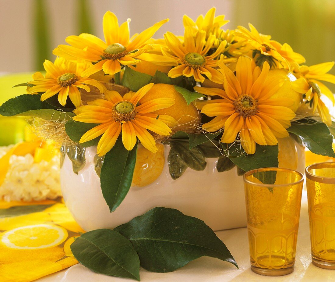 Table decoration with Heliopsis and lemons