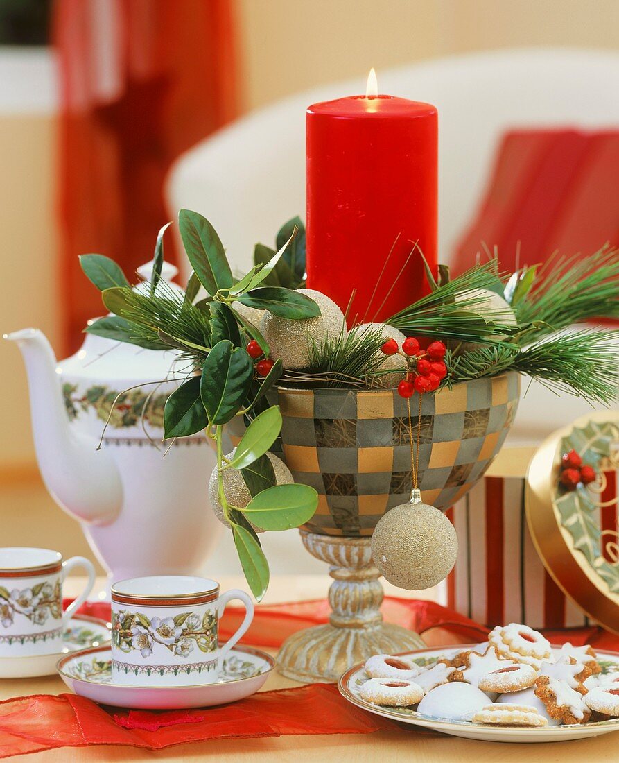 Glasschale mit weihnachtlichem Gesteck und Kerze