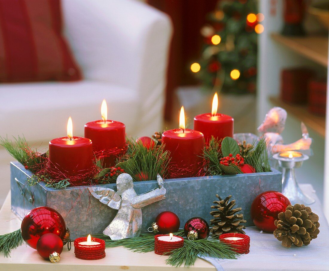 Adventsgesteck mit roten Kerzen