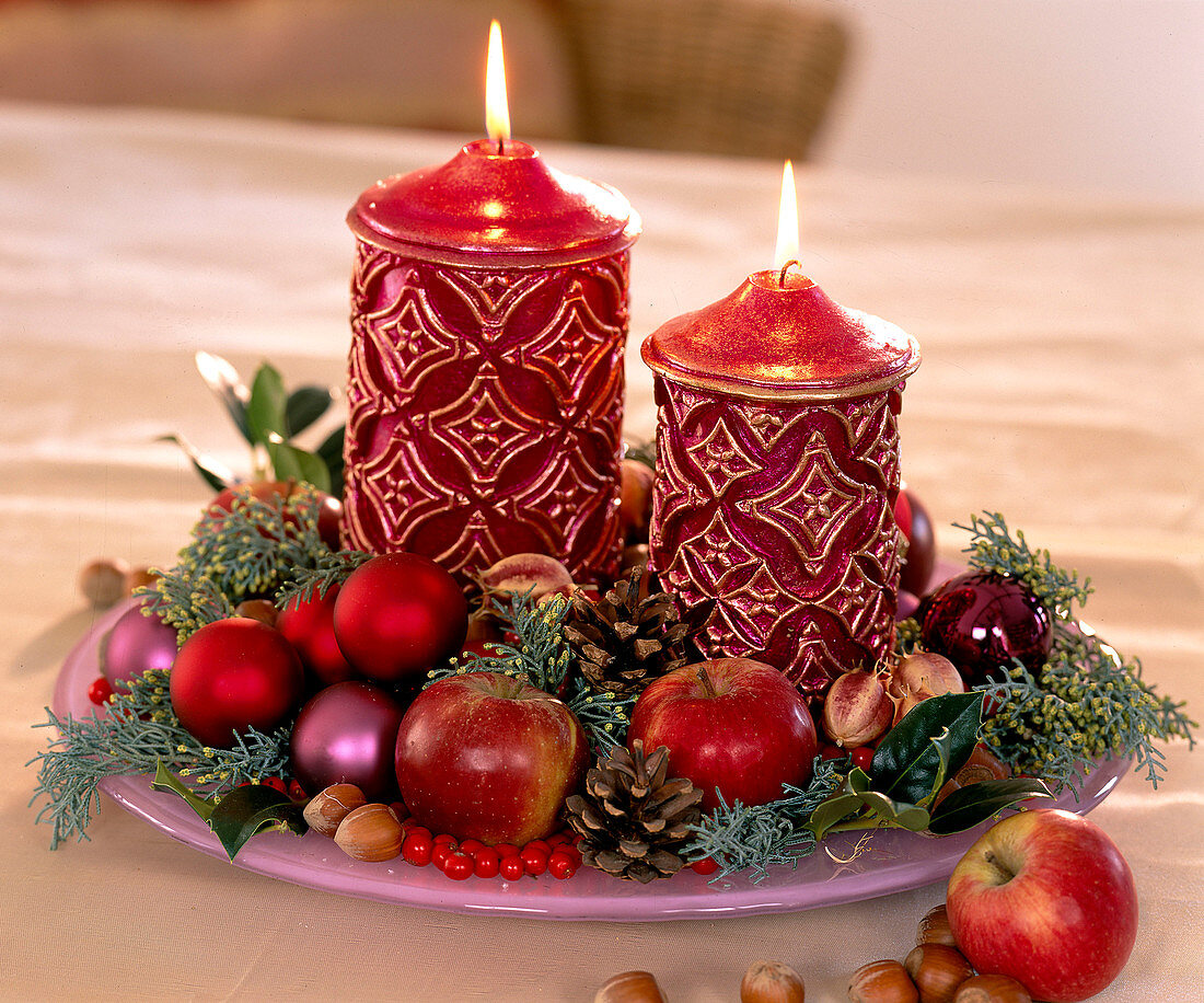 Schale mit adventlichem Gesteck und Kerzen