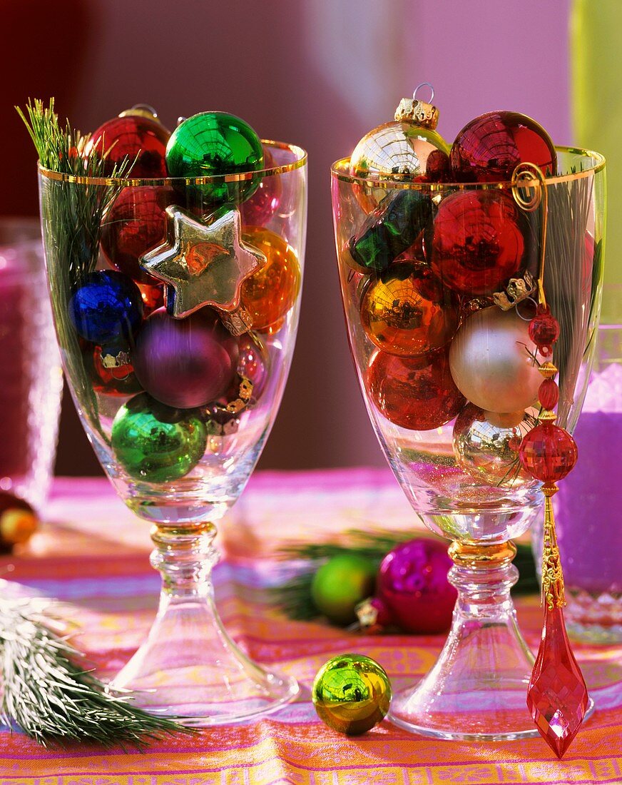 Gläser mit Weihnachtsschmuck gefüllt
