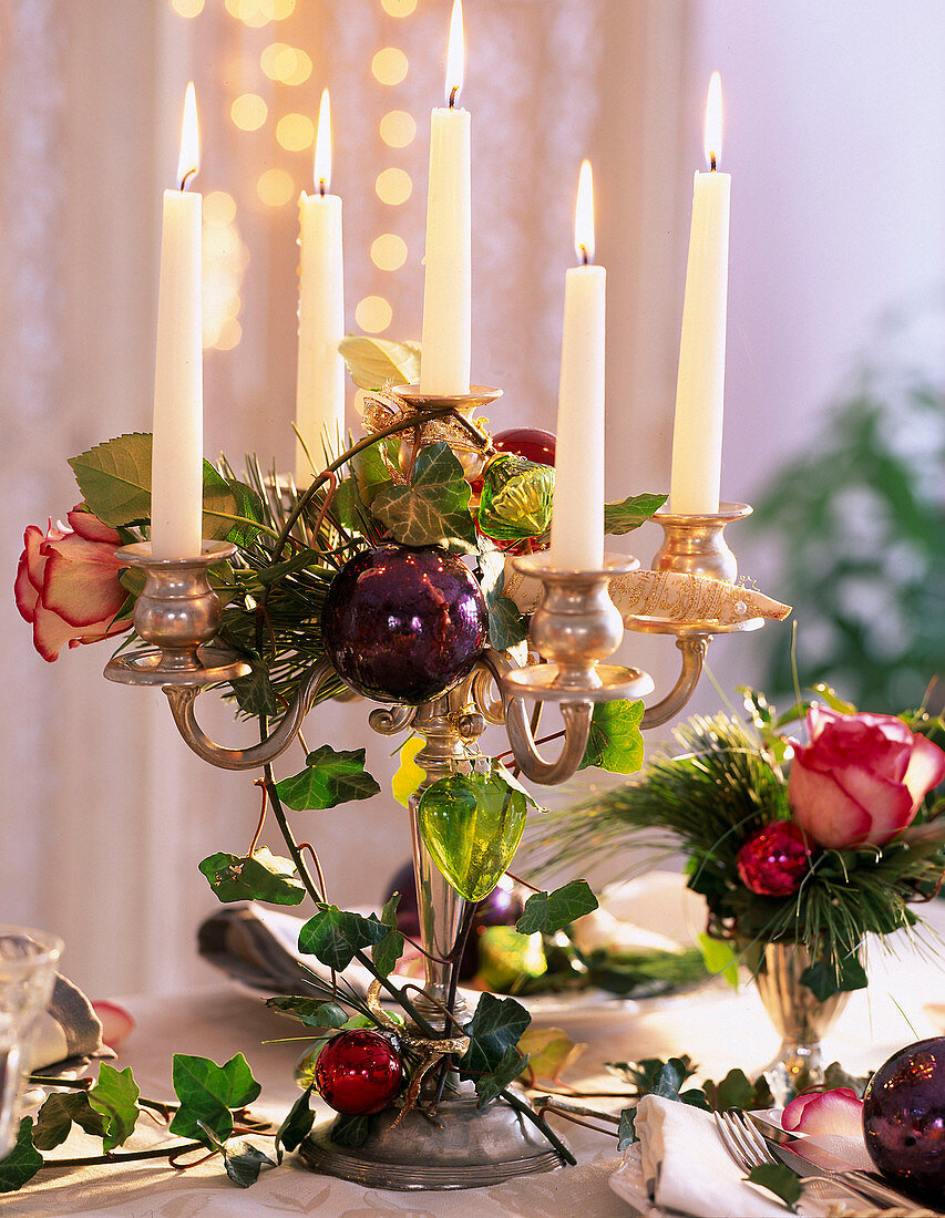 Kerzenhalter mit Rose, Efeu, Kiefer und Baumkugeln dekoriert