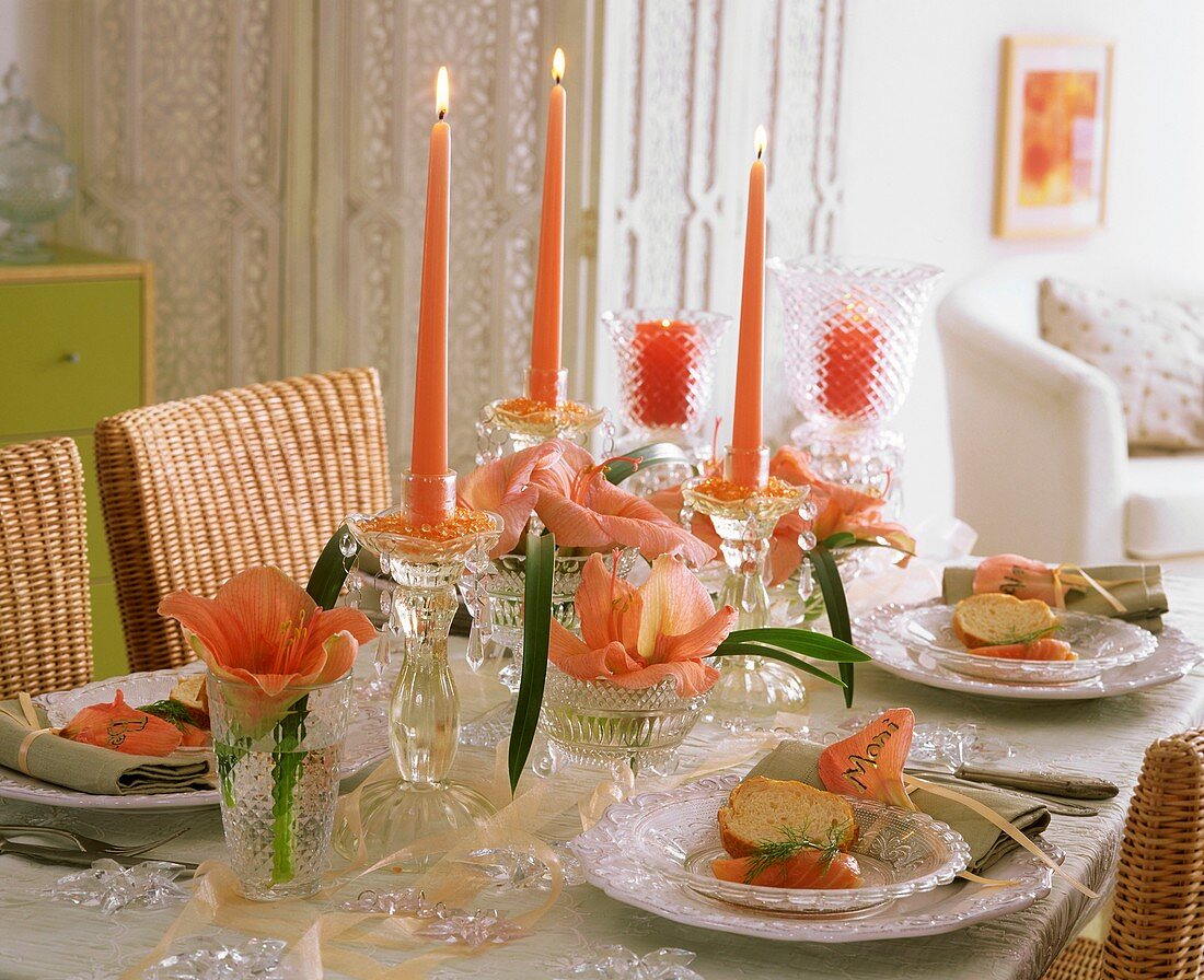 Gedeckter Tisch mit Amaryllis, Kirstallschalen und Lachs