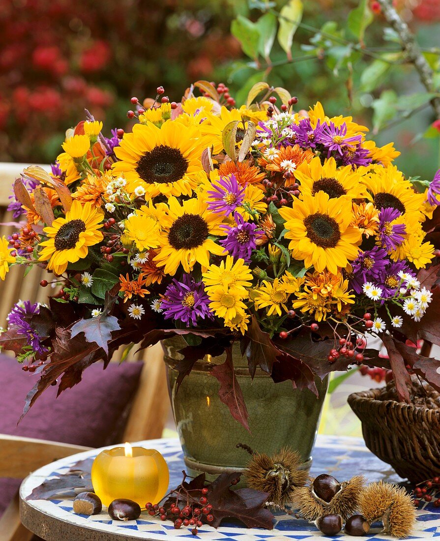 Strauss mit Sonnenblume, Herbstaster und Herbstchrysanthemen