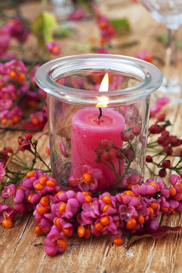 Kerze im Glas mit Pfaffenhütchenkränzchen