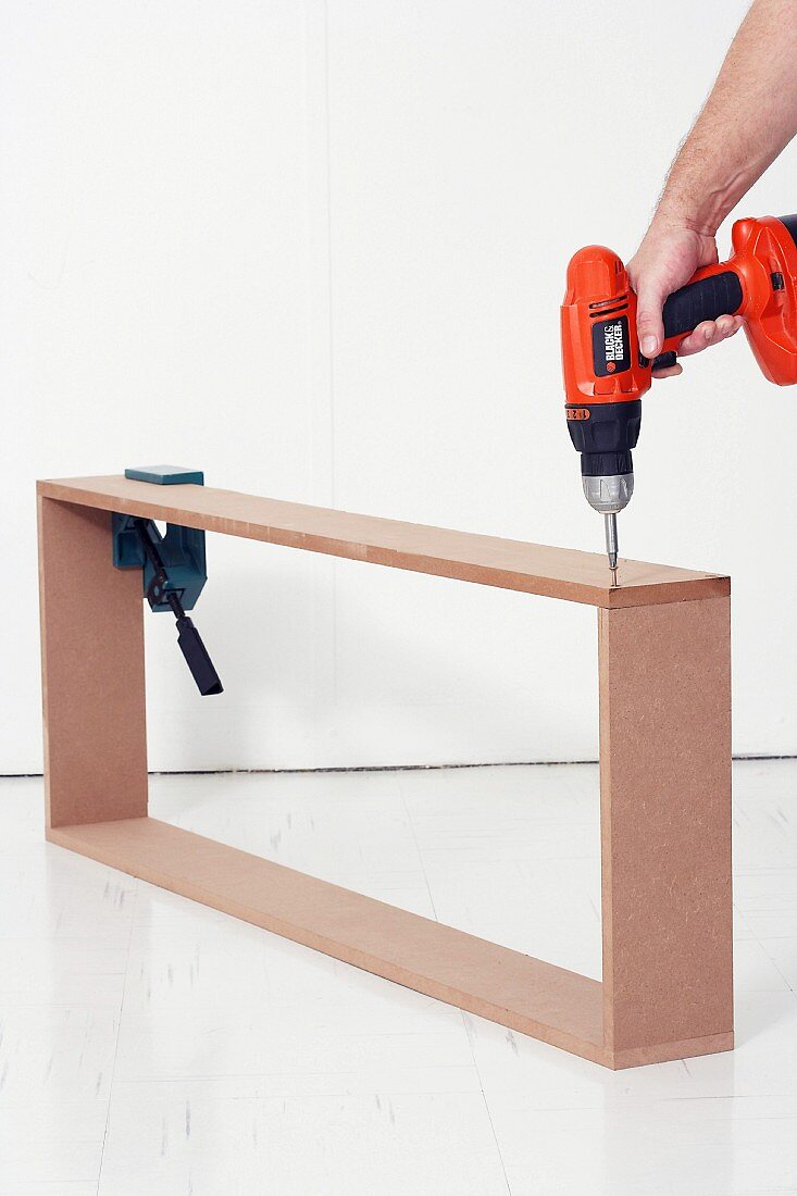 Making a console table (screwing wooden frame together with cordless screwdriver)