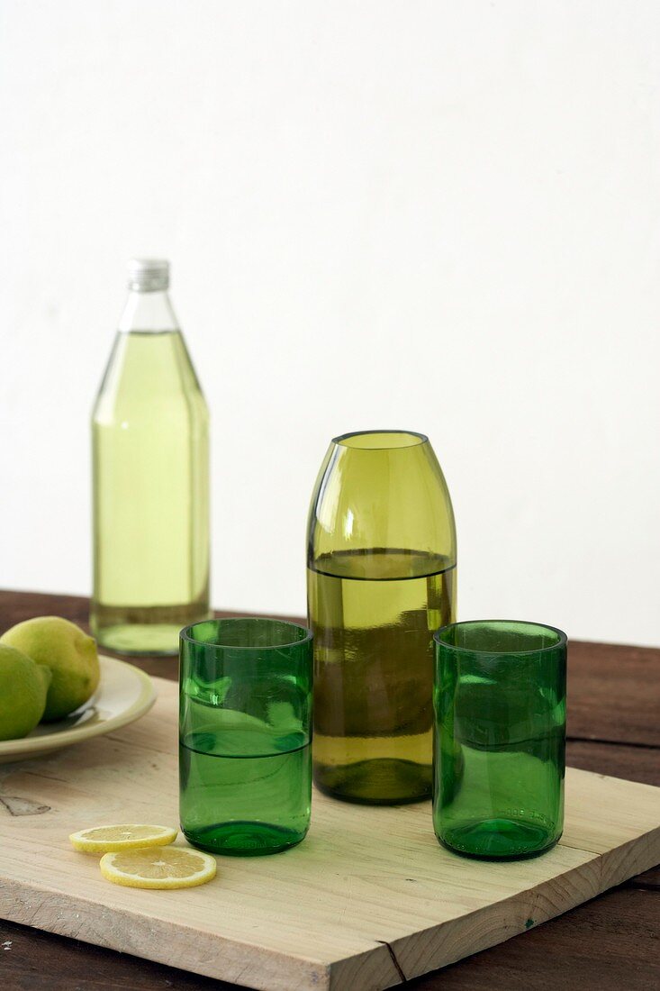 Grüne Gläser und grüne Flasche als Vase