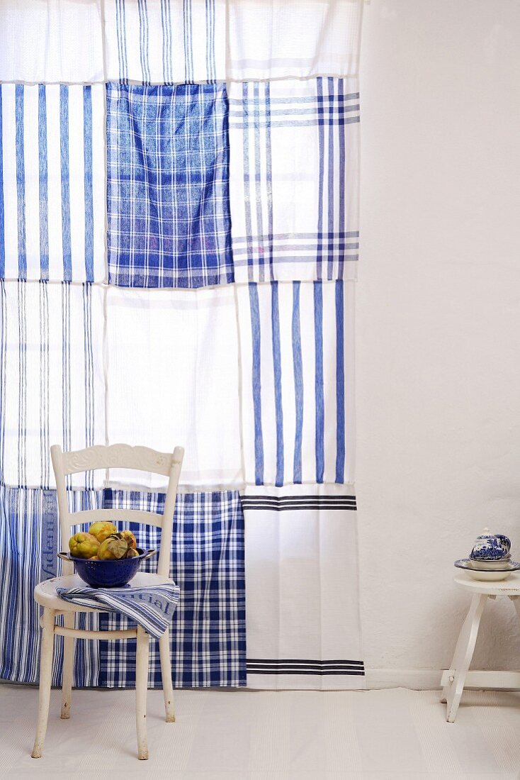 Blau-weisser Vorhang aus Geschirrtüchern bestehend