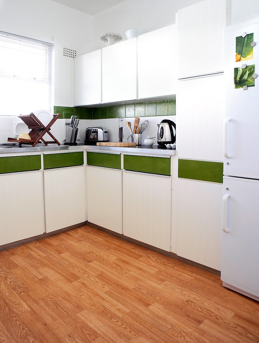 weiße Küche mit grünem Streifen