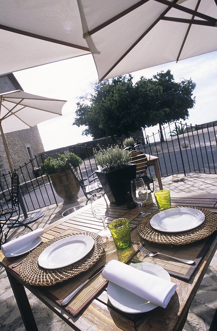 Terrasse eines Restaurants an der Côte d'Azur (Frankreich)