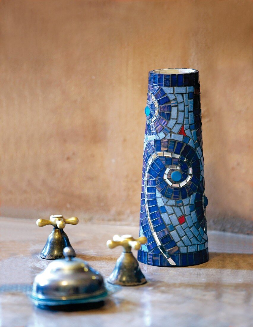 Mosaikvase im Badezimmer