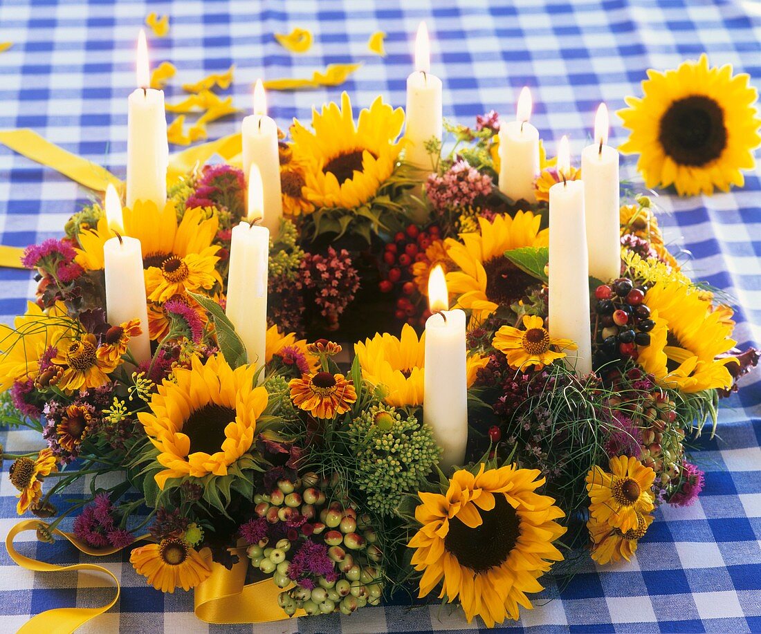 Kranz mit Sonnenblumen, Sonnenbraut, Schneeballbeeren, Kerzen