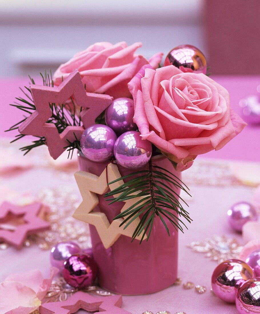 Gesteck aus rosa Rosen, Douglasie & Weihnachtskugeln