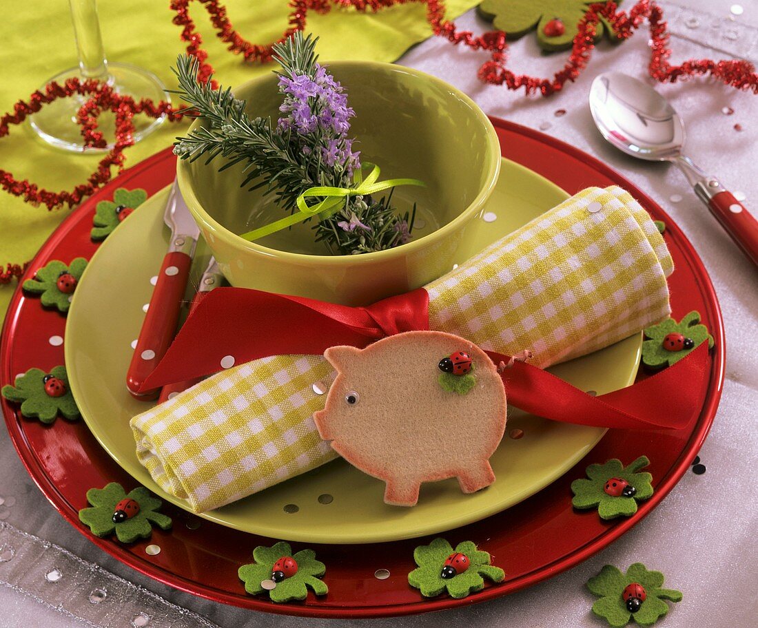 Gedeck mit Rosmarin und Glücksschwein dekoriert für Silvester