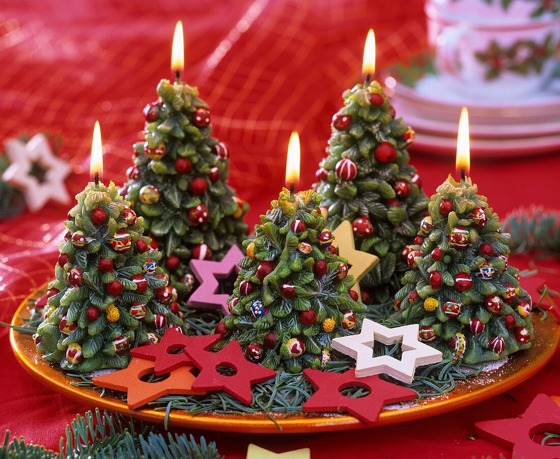 Adventskranz: Kerzen in Weihnachtsbaumform auf Teller