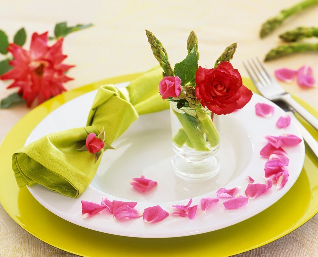 Gedeck mit grünem Spargel und Rosen dekoriert