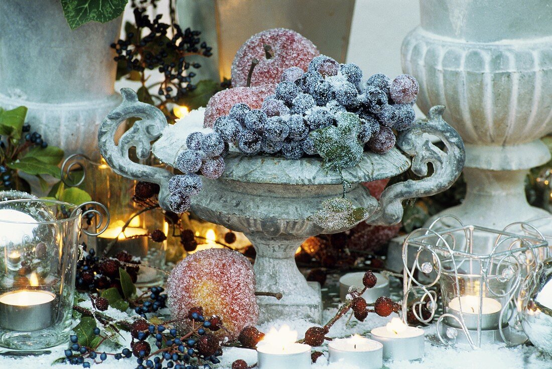 Winterdeko: Steingussvase mit gezuckerten Früchten