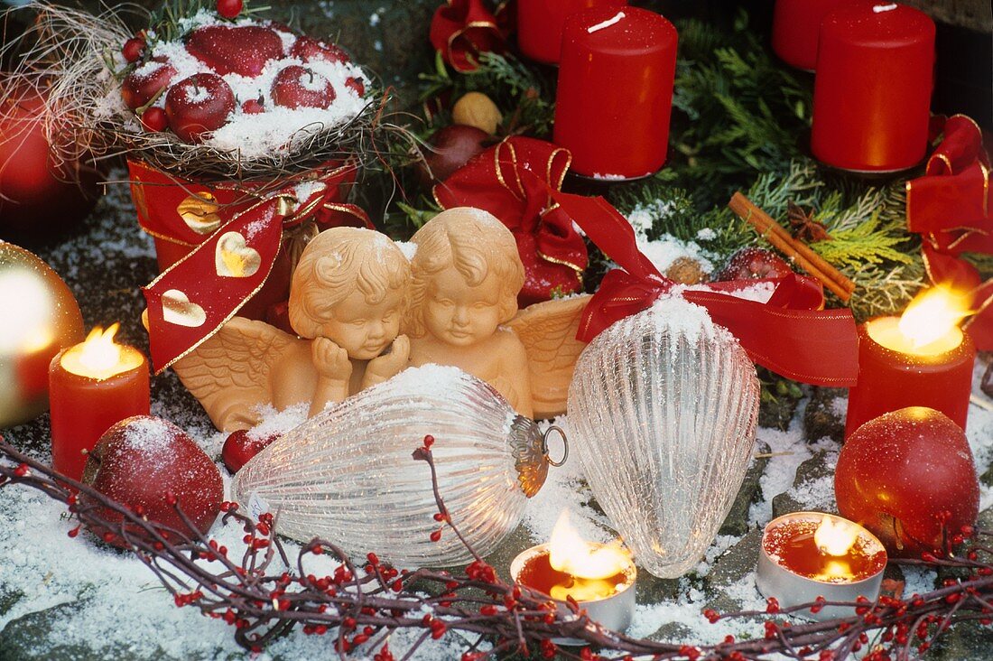 Weihnachtsdeko: Terracottaengel und Glaszapfen