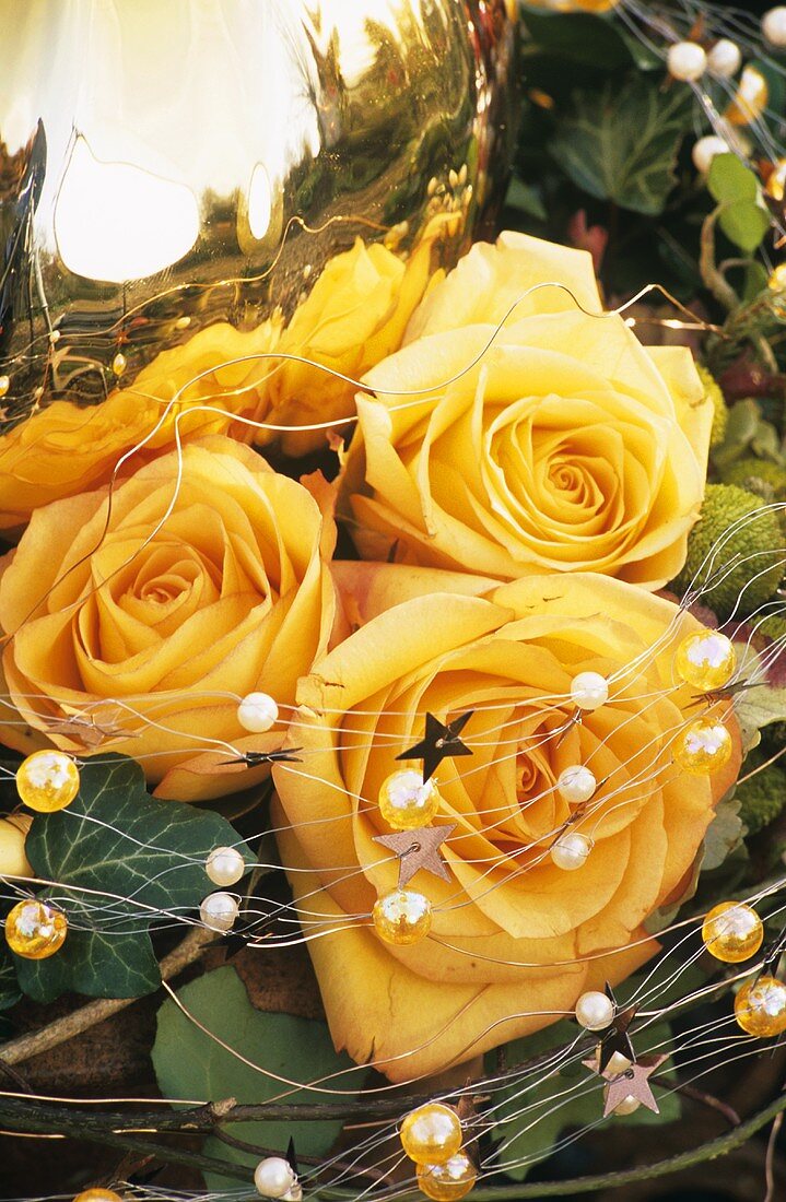 Weihnachtsdeko mit gelben Rosen und Perlendraht
