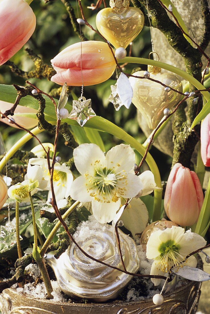 Christrosen und Tulpen mit Baumanhängern